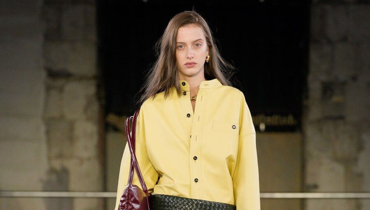 Aos 18 anos, a modelo brasileira Julia Bregalda desfila na Fashion Week de Milão