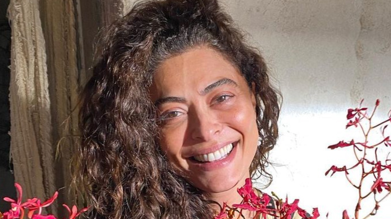 Juliana Paes ganha buquê de flores e comemora fim das gravações de ‘Pantanal’