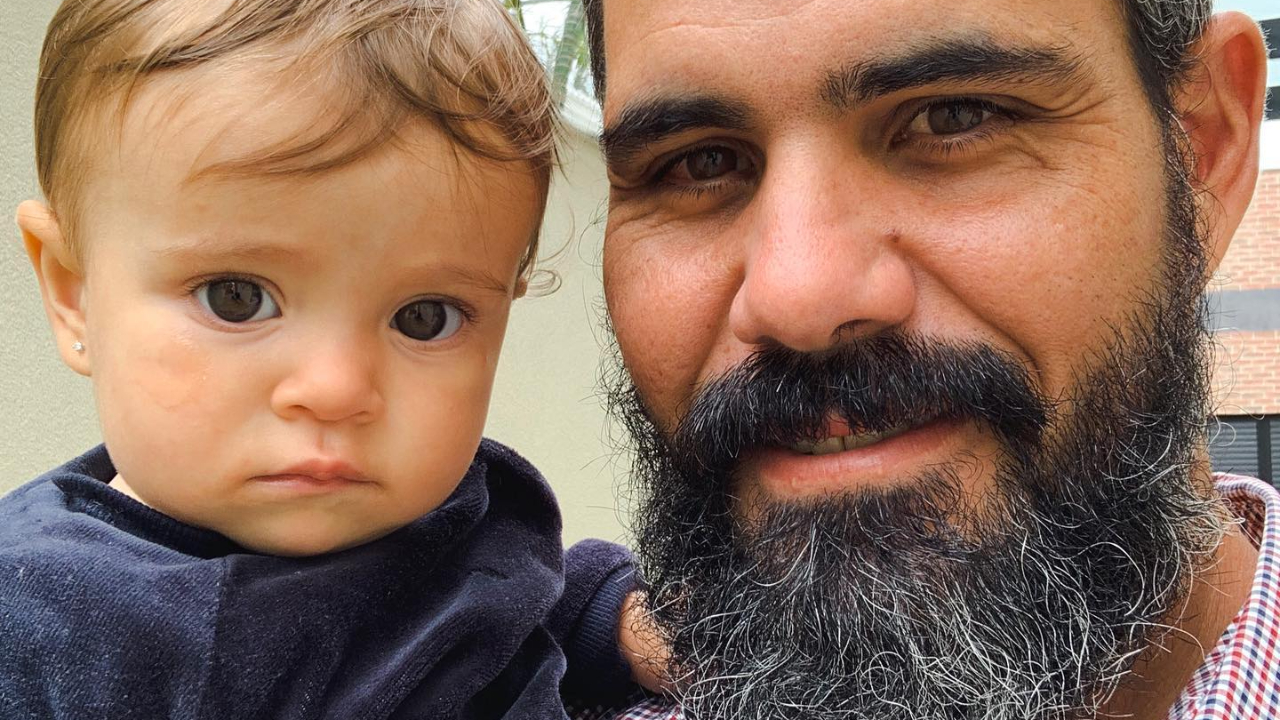 Juliano Cazarré passa o dia na piscina com a filha caçula e esposa se derrete: ”Amor de pai”