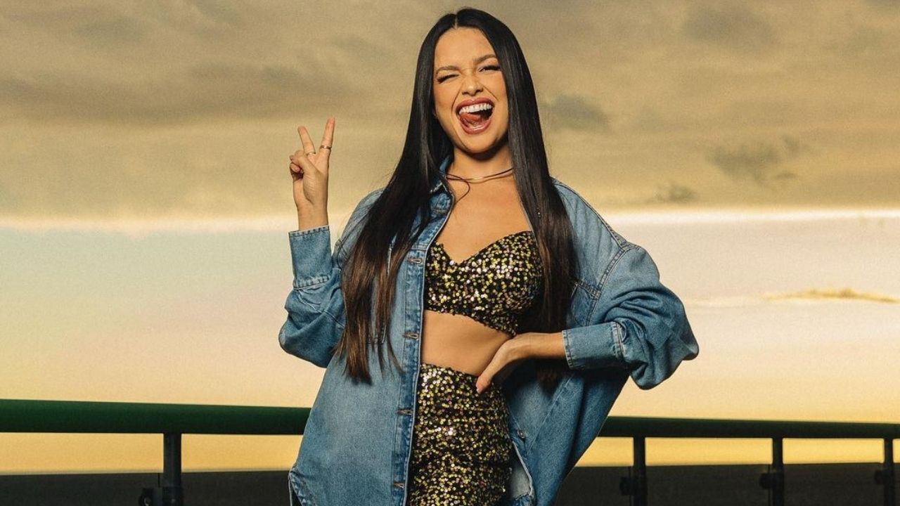 Juliette aposta em look brilhante para gravação de podcast: “Amei”