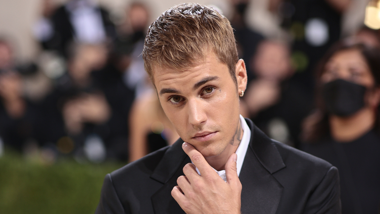 Justin Bieber testa positivo para covid-19 e adia show de turnê
