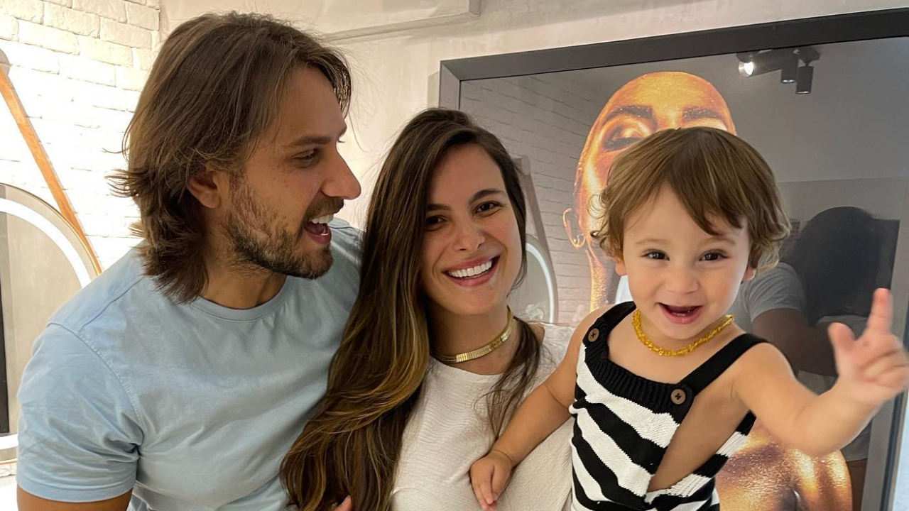 Kamilla Salgado curte dia no parque ao lado de Eliéser Ambrósio, Bento e cachorrinhos
