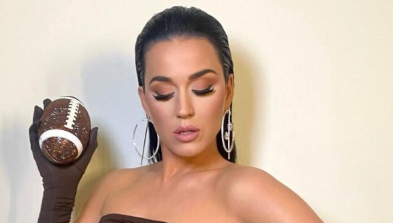 Para premiação de futebol americano, Katy Perry arrasa com look marrom