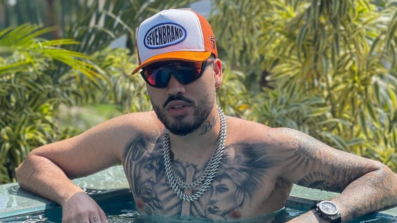 Solteiro, Kevinho arranca elogios ao surgir sem camisa em piscina: ”Que homem!”