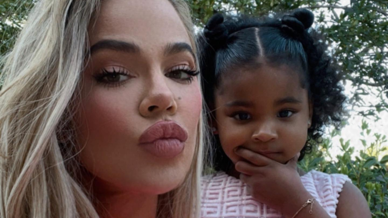 Filha de Khloé Kardashian impressiona ao exibir estilo de inverno: ”Que linda”