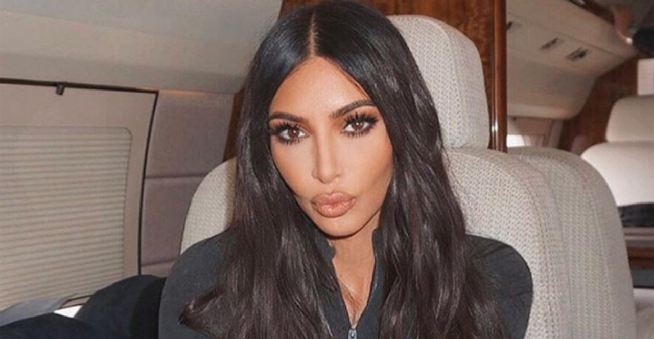 Kim Kardashian eleva temperaturas ao exibir corpão escultural em clique só de lingerie: ”Skims”