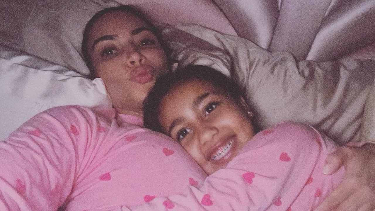 Kim Kardashian curte noite do pijama com a filha, North, e encanta a web: ”Lindas”