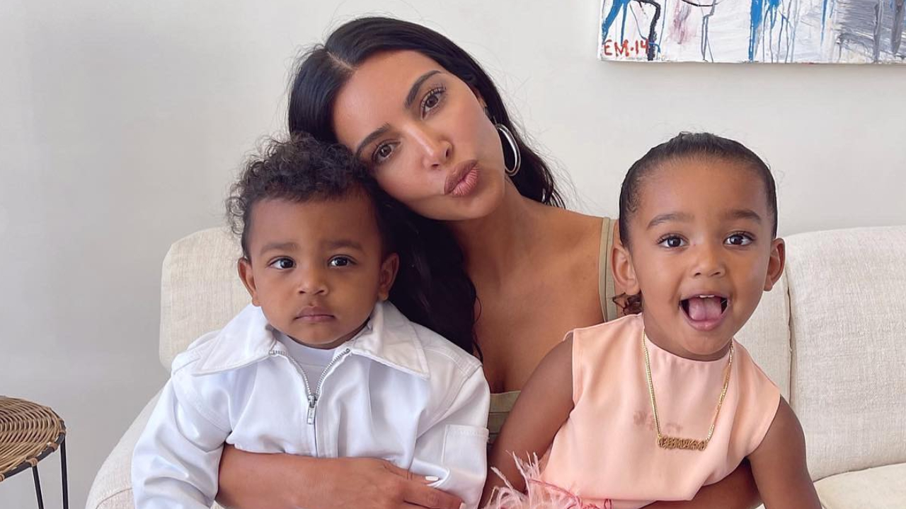 Kim Kardashian flagra momento de carinho entre os filhos e derrete o coração da web