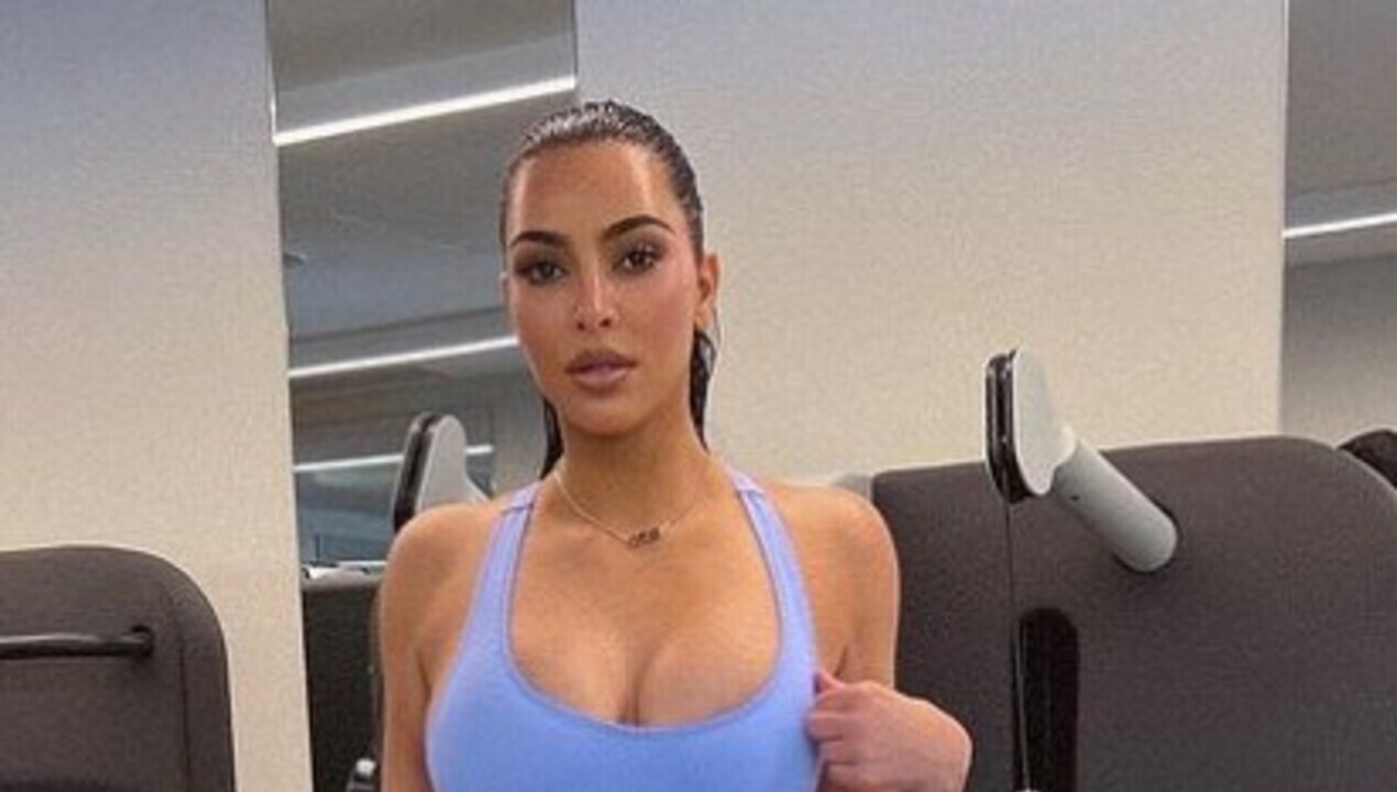 Com look preto e misterioso, Kim Kardashian marca presença na Fashion Week de Milão