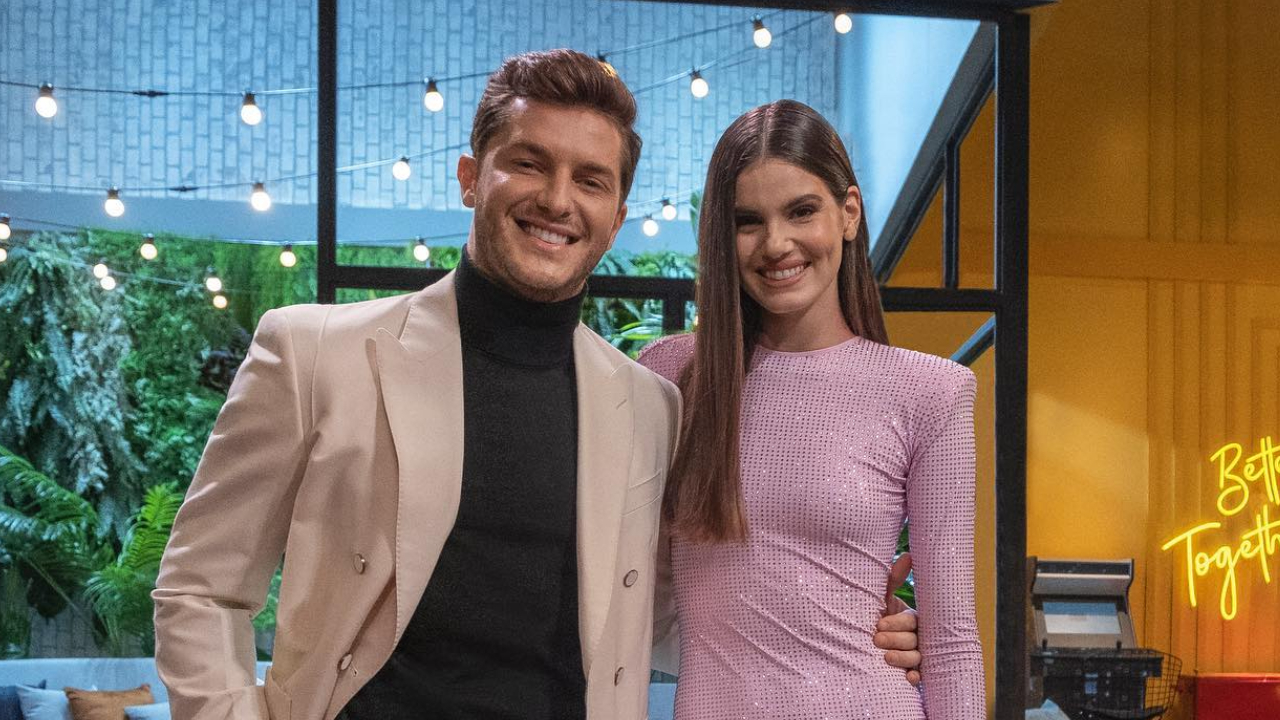 Klebber Toledo aparece caracterizado nos bastidores de seu novo filme com Camila Queiroz