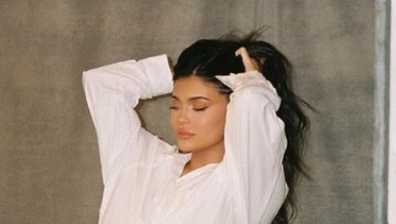 Nos bastidores de novo reality-show, Kylie Jenner mostra barriga de grávida