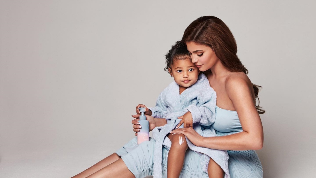 Comemorando o aniversário do sobrinho, Kylie Jener posta vídeo de sua filha com o aniversariante Psalm