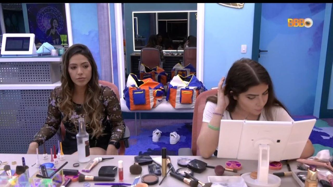 BBB 22: Laís conta estratégia para Jade Picon: ”tem que beijar, então bora beijar”