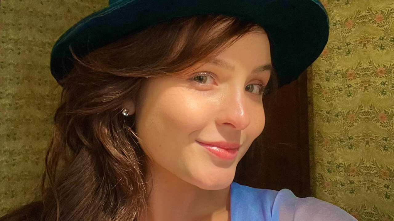 Larissa Manoela se anima com a estreia da novela Além da Ilusão: ”Será mágico”