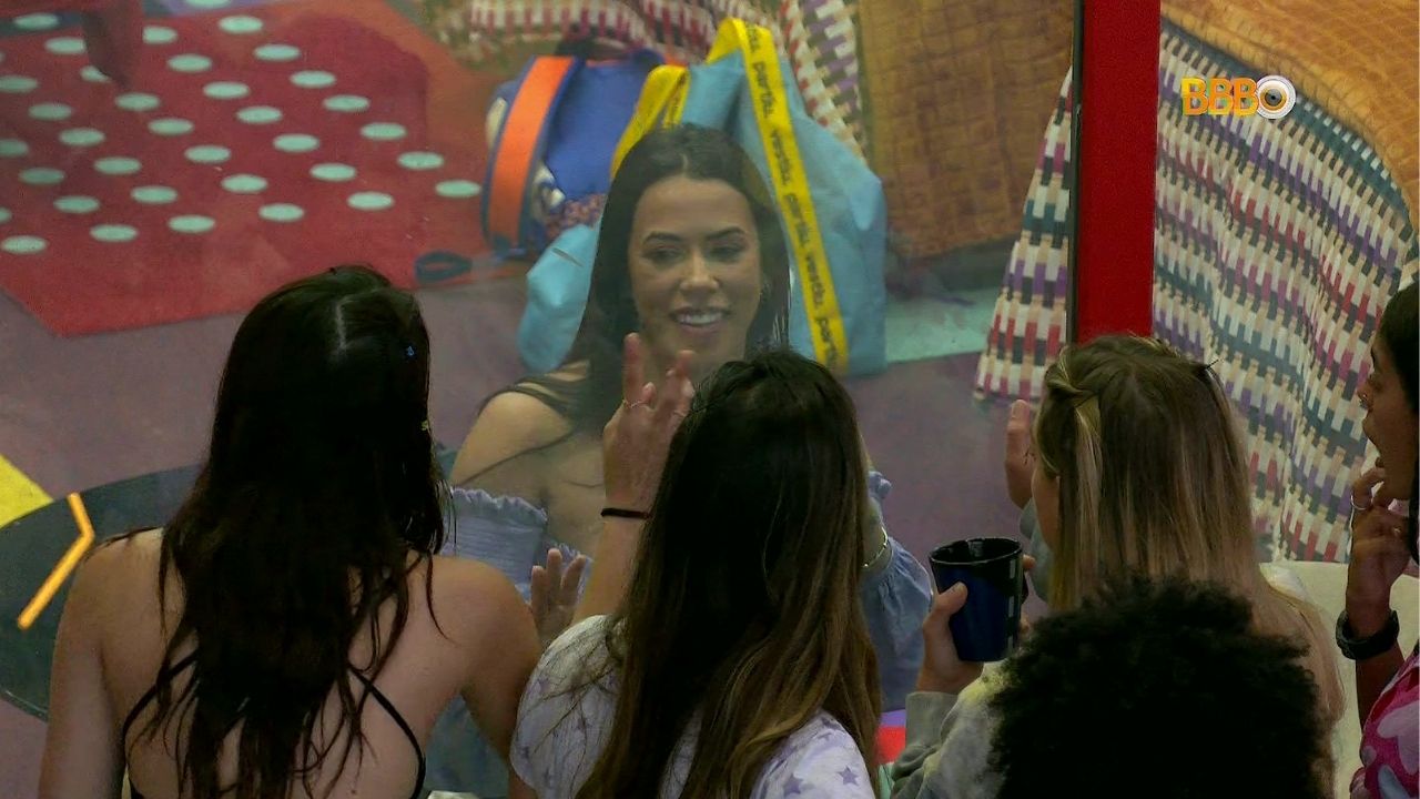 BBB 22: Larissa, da ‘Casa de Vidro’ manda recado para os brothers sobre a cantoria da casa: “Não é retiro espiritual”