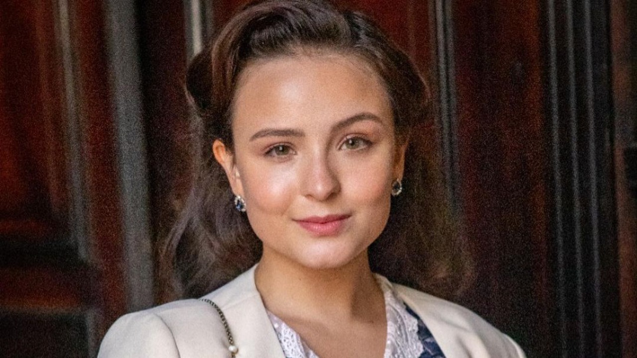 Larissa Manoela reúne elenco de ‘Além da Ilusão’ e celebra estreia da nova novela: ”Muito amor”