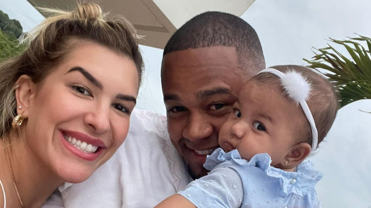Léo Santana encanta ao exibir momento carinhoso ao lado da família: ”Coisa mais linda!”