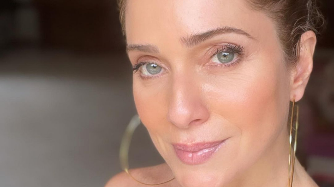Letícia Spiller entra em brincadeira da web e relembra algumas de suas personagens icônicas: ”Me divertindo na trend”