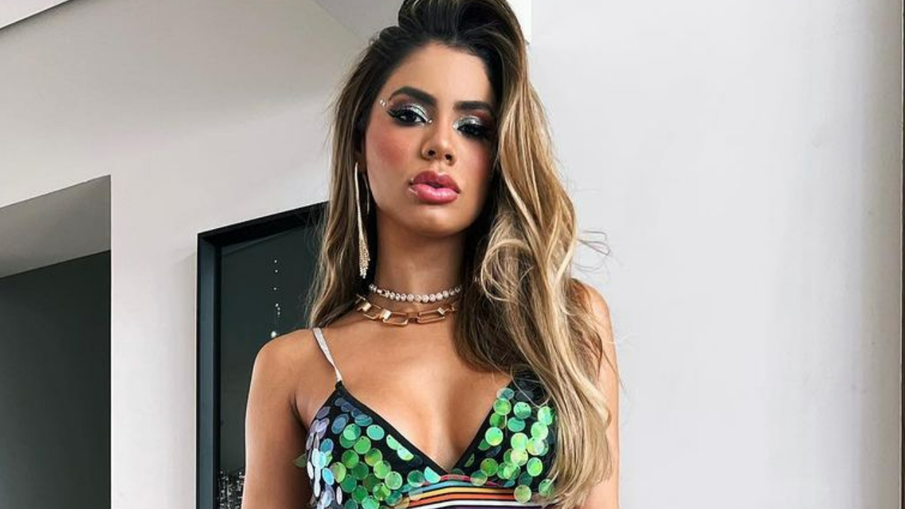 Lexa chama atenção ao apostar em look ousado e poderoso para seu show: ”Tão perfeita!”
