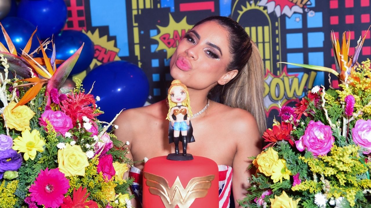 Lexa comemora 27 anos em grande estilo ao lado da família e amigos: “Viva!”
