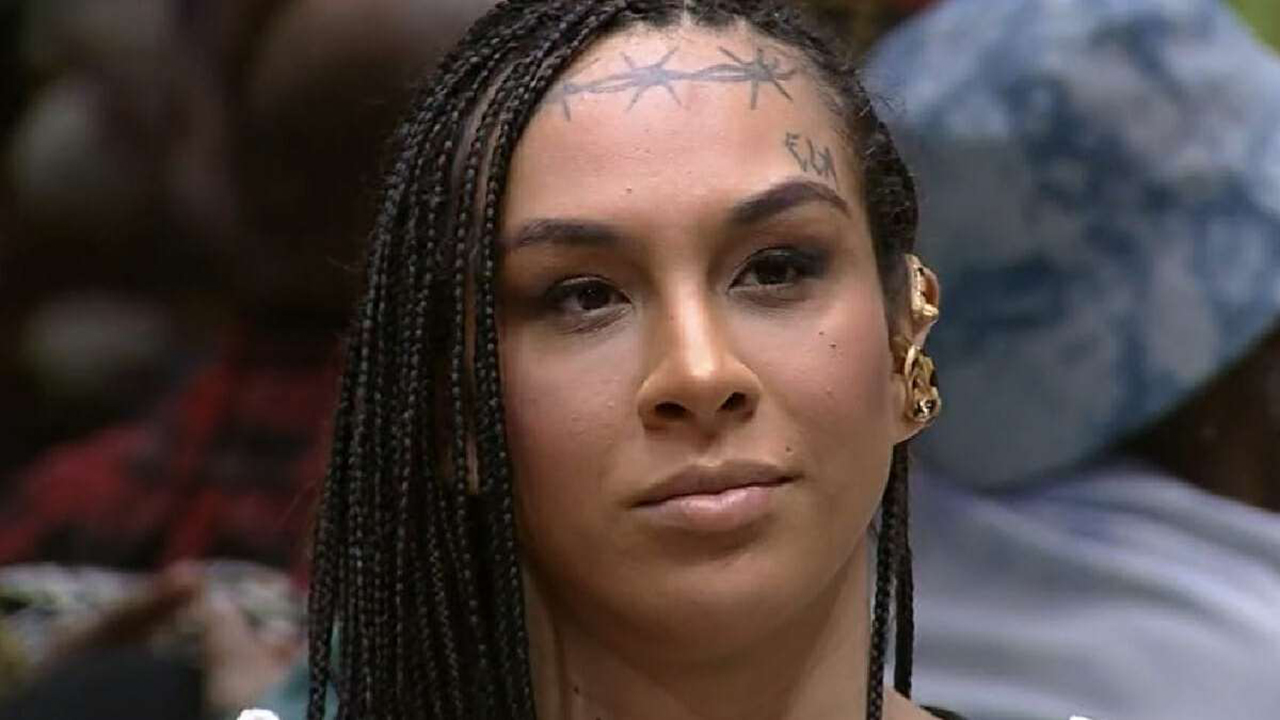 BBB 22: De fio dental, Linn da Quebrada rouba a cena na piscina