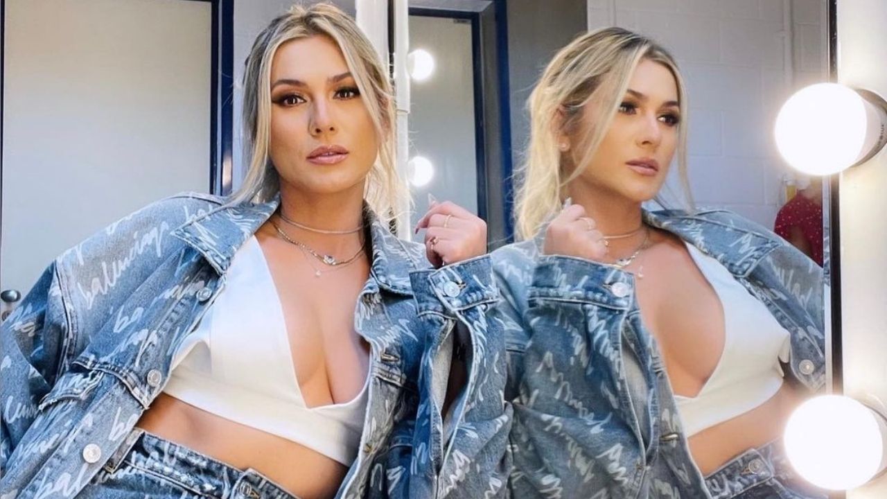 Lívia Andrade posa com look all jeans e rouba a cena: “Deusa”