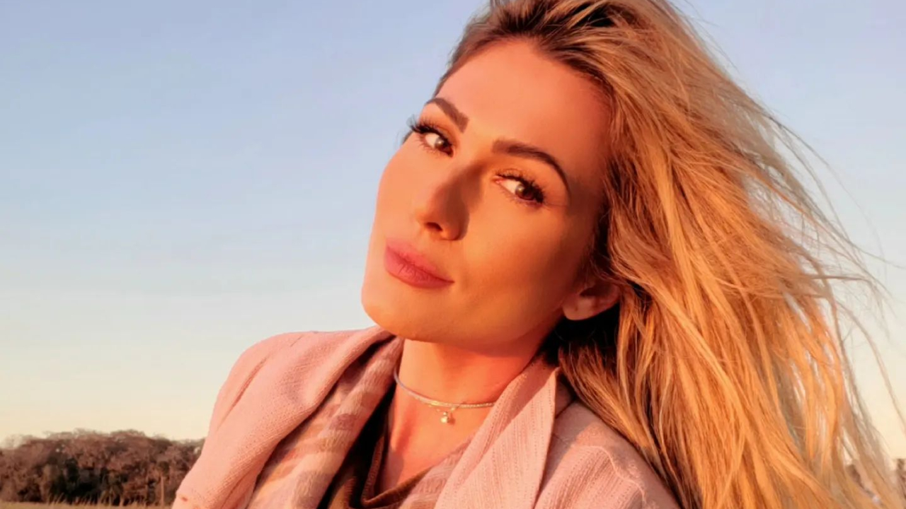 De volta ao Brasil, Lívia Andrade renova o visual e esbanja beleza