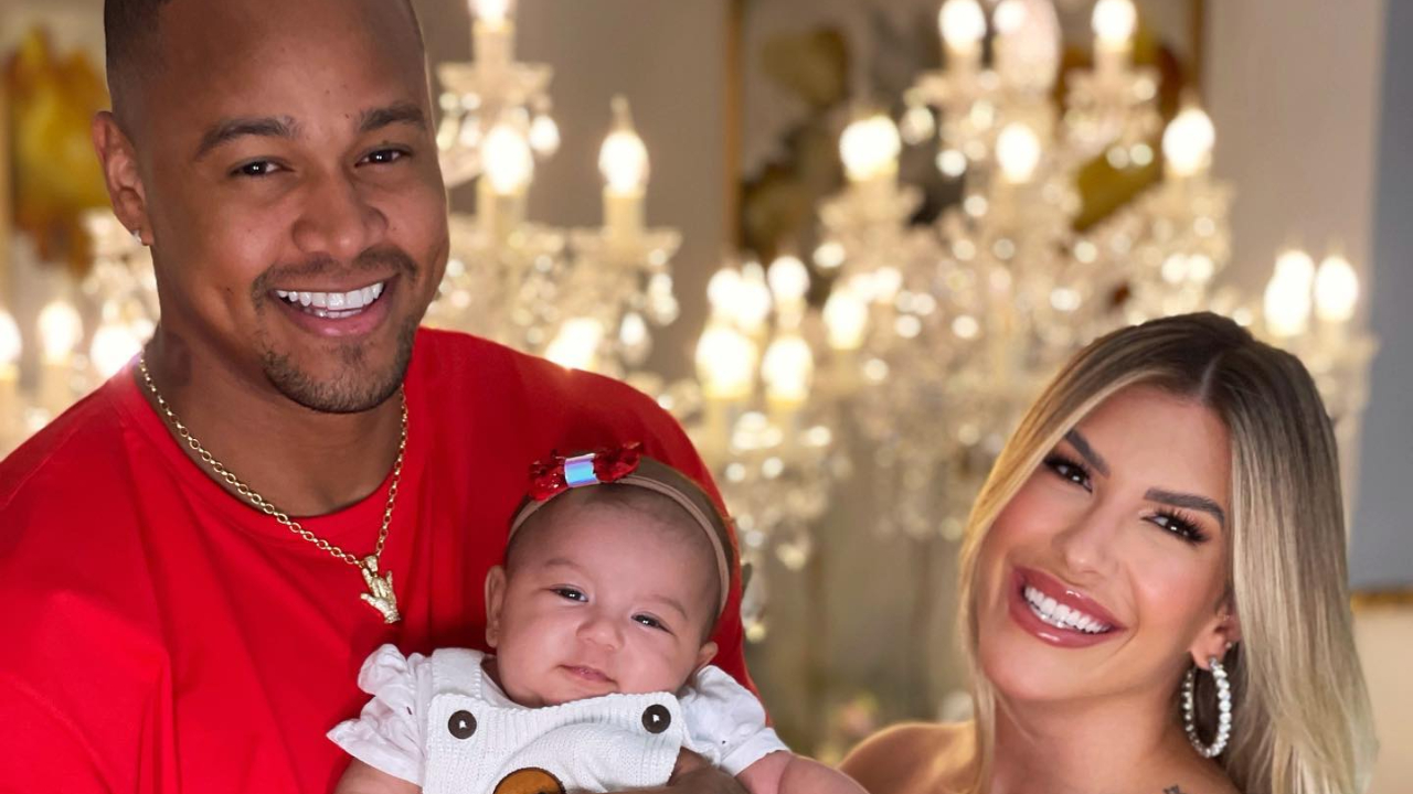 Filha de Lore Improta e Léo Santana esbanja simpatia em vídeo: ”Sorriso encantador”