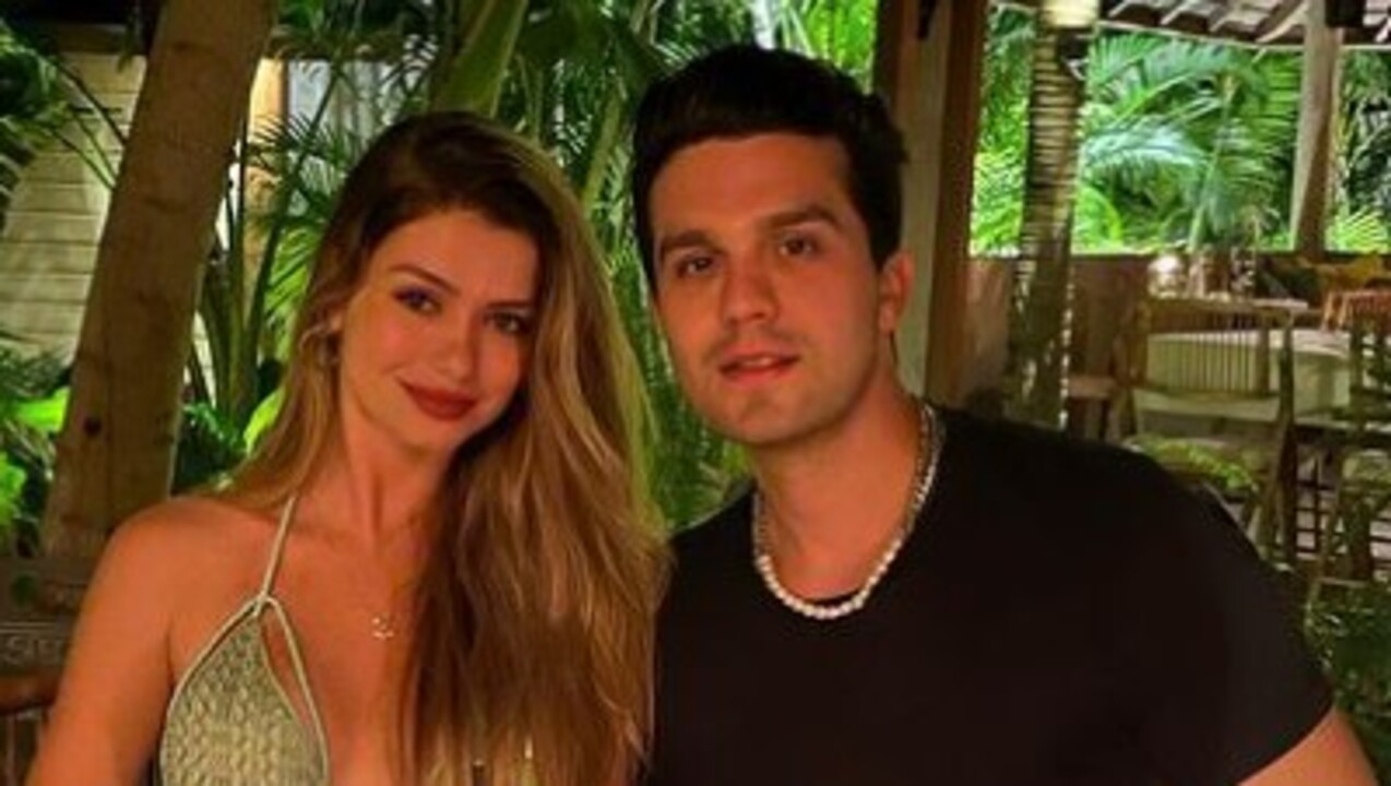 Luan Santana e Izabela Cunha se abraçam sem camisa em cliques