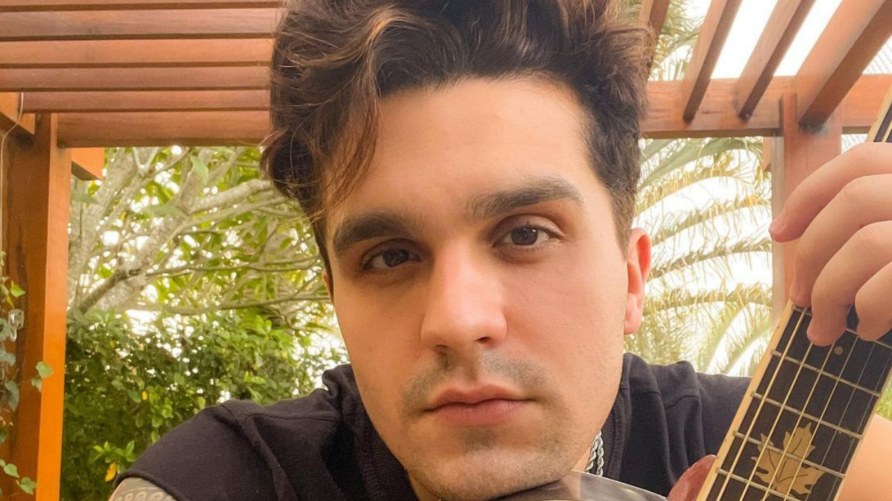Luan Santana é clicado sem camisa em sacada e exibe corpo tatuado: “Esse gato mia?”