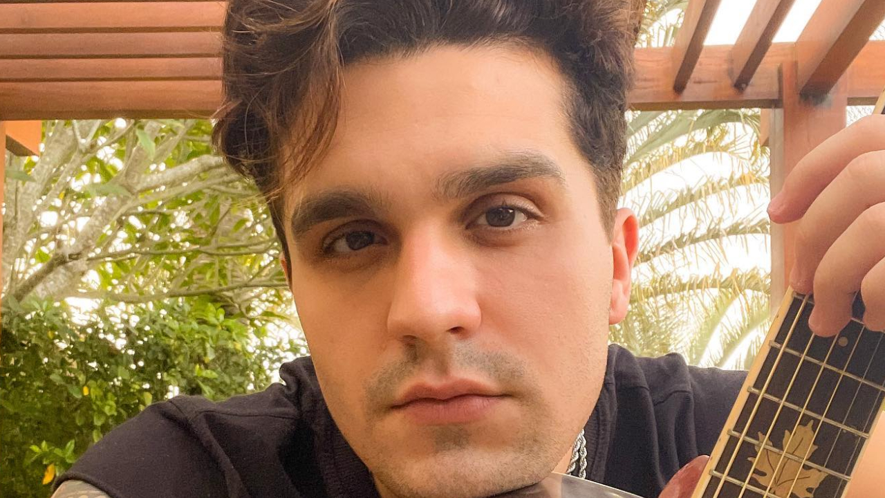 Luan Santana mostra o primeiro violão que ganhou na vida e emociona a web