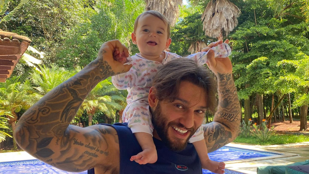 Lucas Lucco publica cliques tomando açaí com o filho, Luca, e encanta: ”Que fofura”