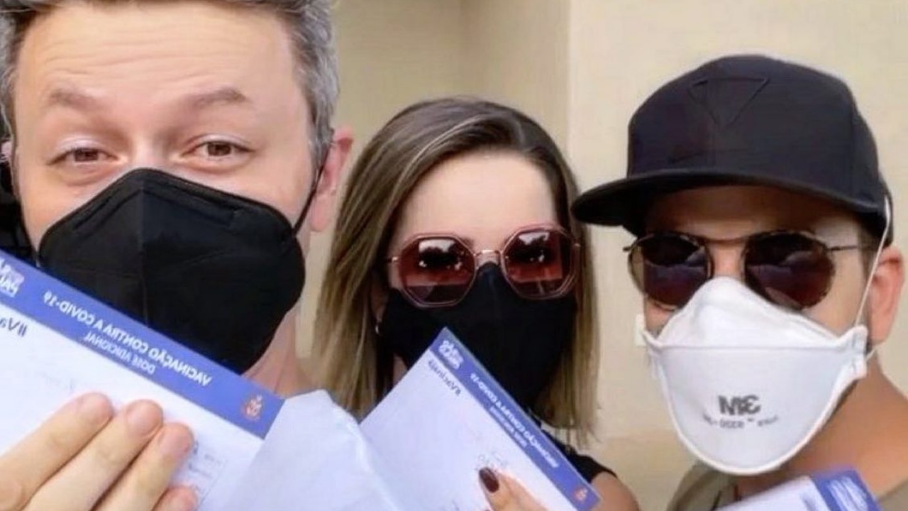 Sandy, Junior e Lucas Lima são vacinados contra a covid-19: ”Bonde da 3ª dose”