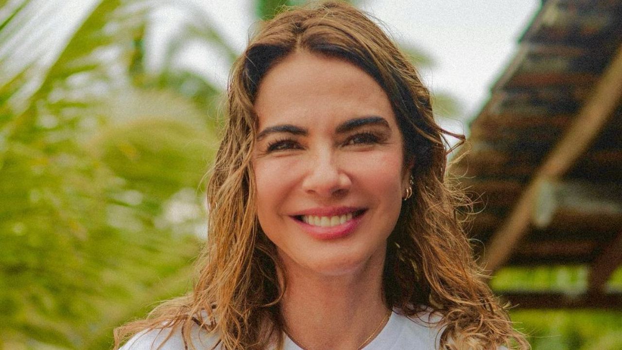 Luciana Gimenez arranca elogios da web ao surgir com top prateado com franjas: ”Sempre bela e diva”