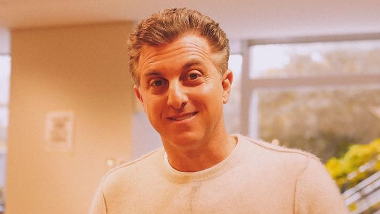 Luciano Huck faz mudança no visual após fim das férias: ”Banho e tosa”