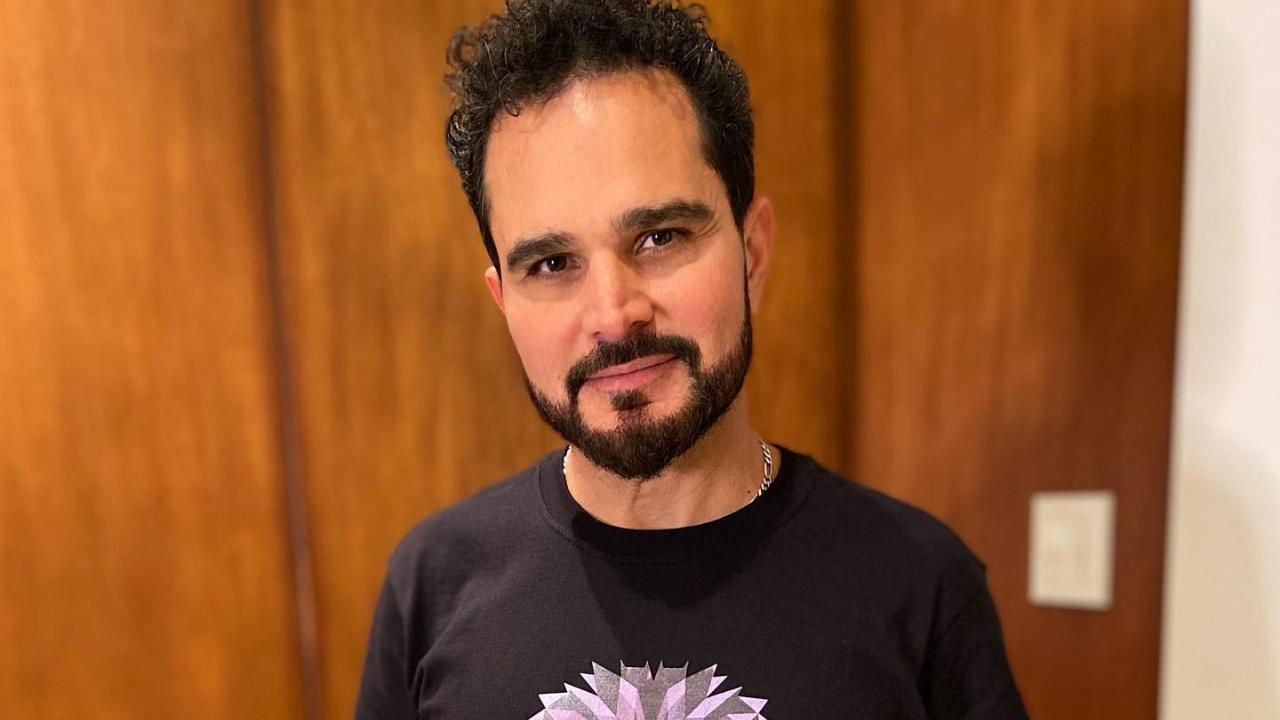 Tomando a dose de reforço contra covid-19, Luciano Camargo diverte web com reação: ”Dói e muito!”