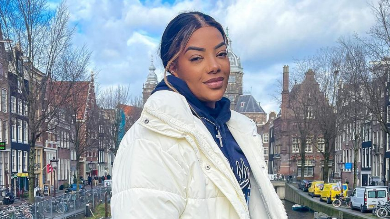 Ludmilla esbanja beleza ao fazer selfies na porta de sua casa: ”A mais linda de todas!”