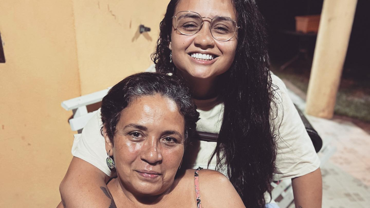 Cantora Luiza presta homenagem no aniversário de sua mãe: ”Seu colo me renova”