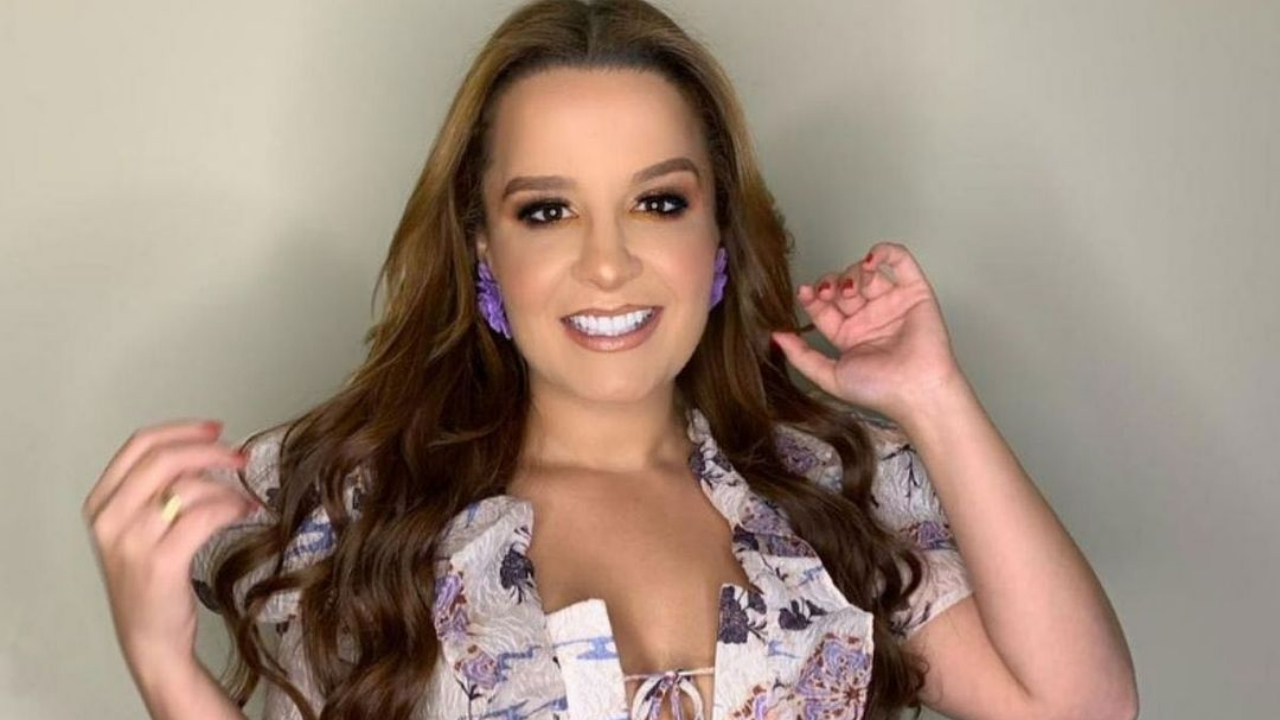 Maiara esbanja sensualidade ao surgir com um maiô todo recortado na piscina: ”É tão perfeita!”