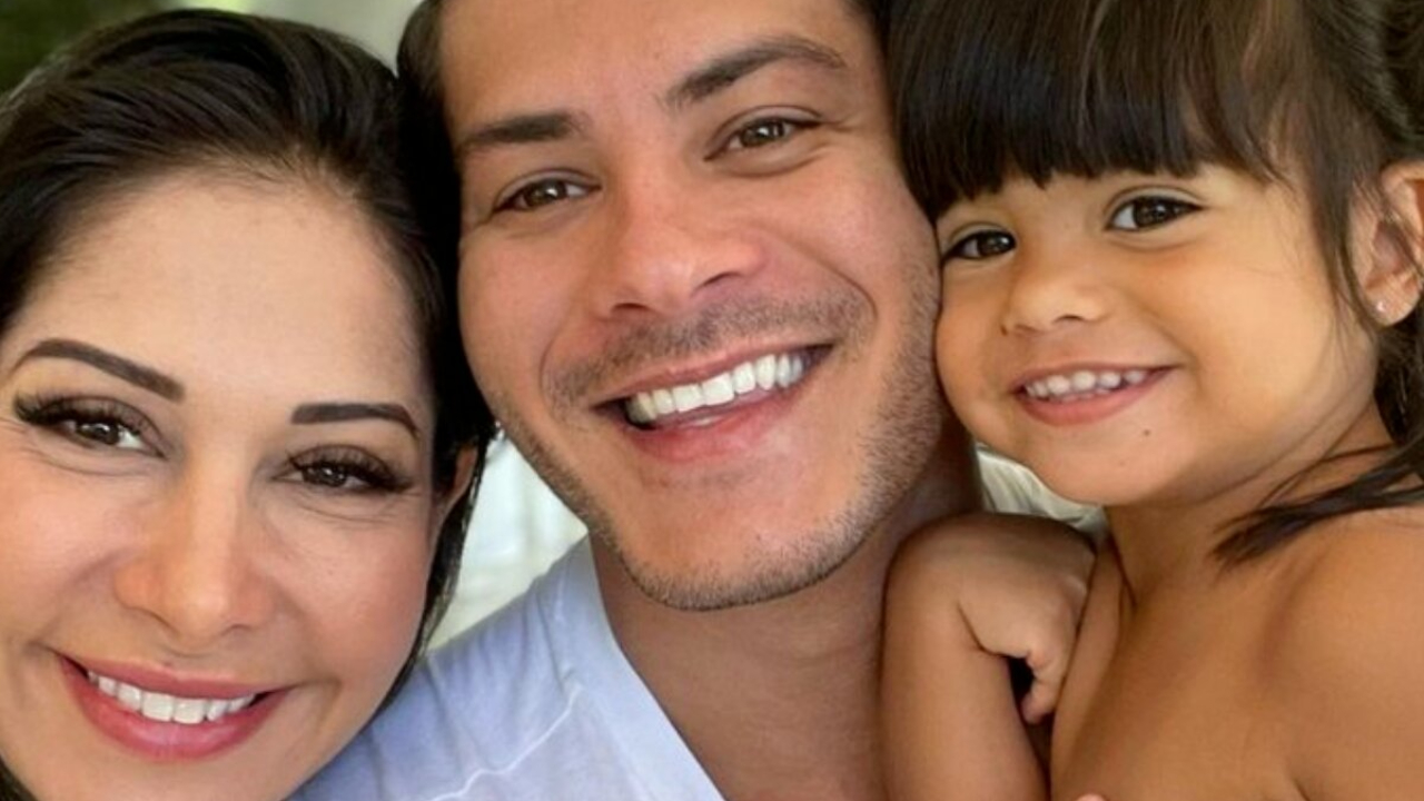 Maíra Cardi resgata clique em família de Arthur Aguiar com Sophia: ”Te amamos”
