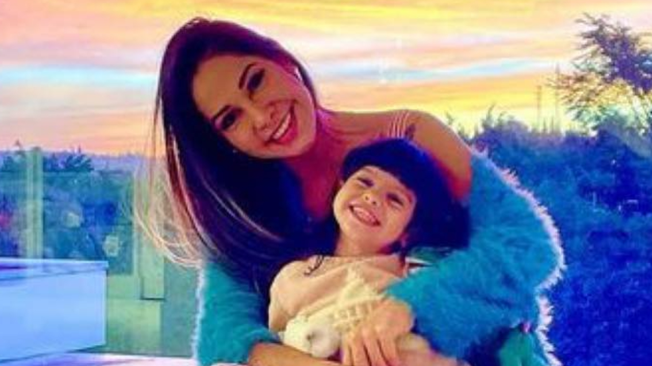 Maíra Cardi deixa Sophia assistir ao BBB22 pela primeira vez: ”É a melhor narradora”