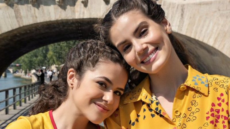 Maisa Silva publica cliques com Camila Queiroz e exibe ansiedade para a série De Volta Aos 15