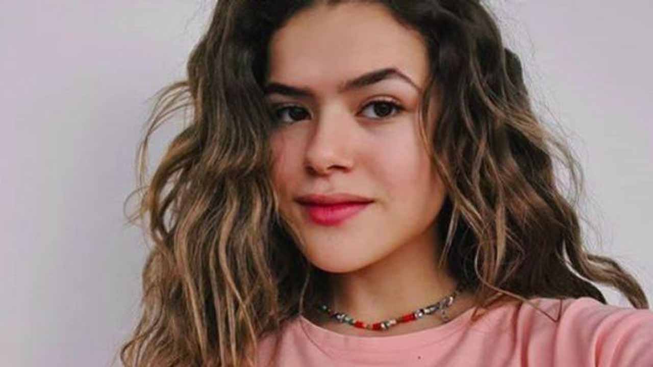 Maisa Silva deixa barriga de fora em look estiloso e Larissa Manoela reage!