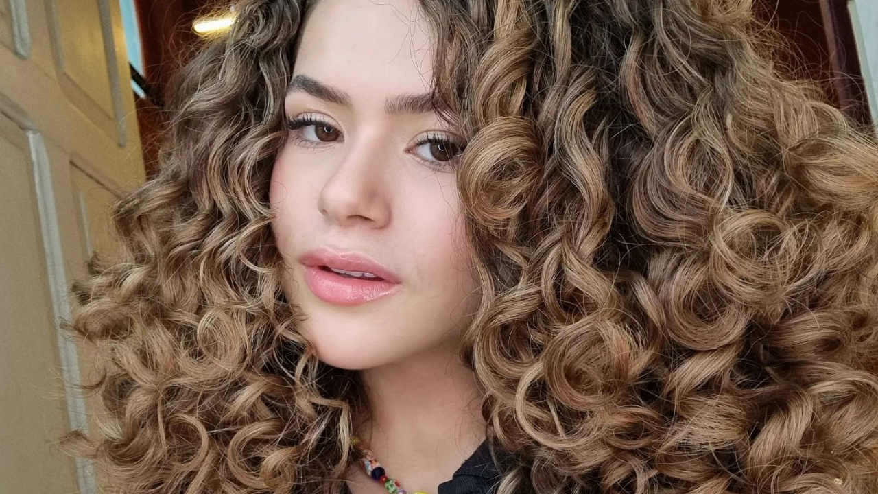 Maisa faz selfie no sol e mostra seus cachos em clique especial: “Absurdamente linda”
