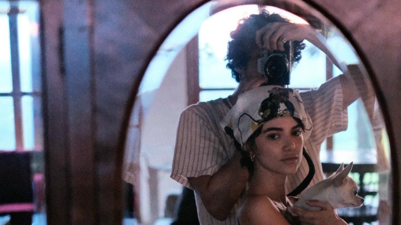 Manu Gavassi é clicada em momento romântico com o namorado e Bruna Marquezine dispara: ”Que casal”