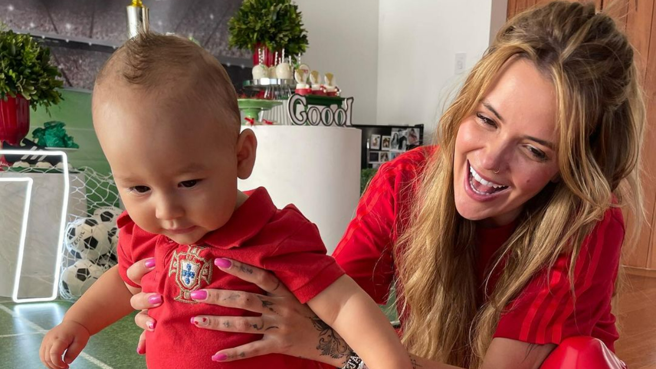 Marcela Mc Gowan surge coladinha com Cris, filho de Bianca Andrade, e brinca: ”Treinando”