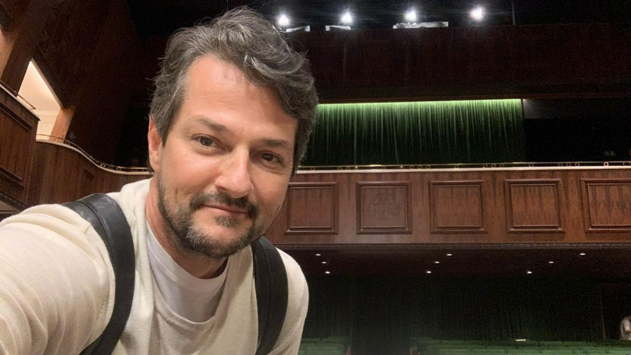 Marcelo Serrado posa com parte do elenco de ‘Cara e Coragem’: ”Que alegria está sendo contracenar com essa galera”