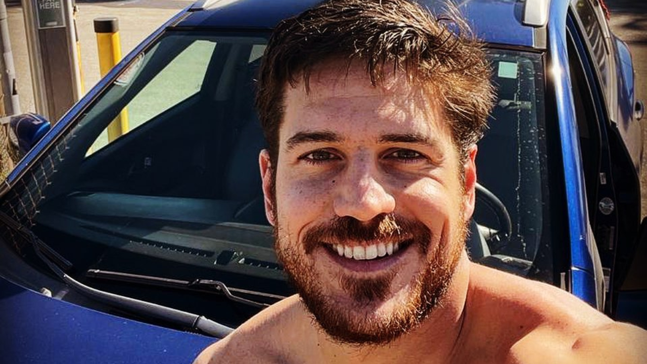 Marco Pigossi completa 33 anos e ganha surpresa na cama do namorado