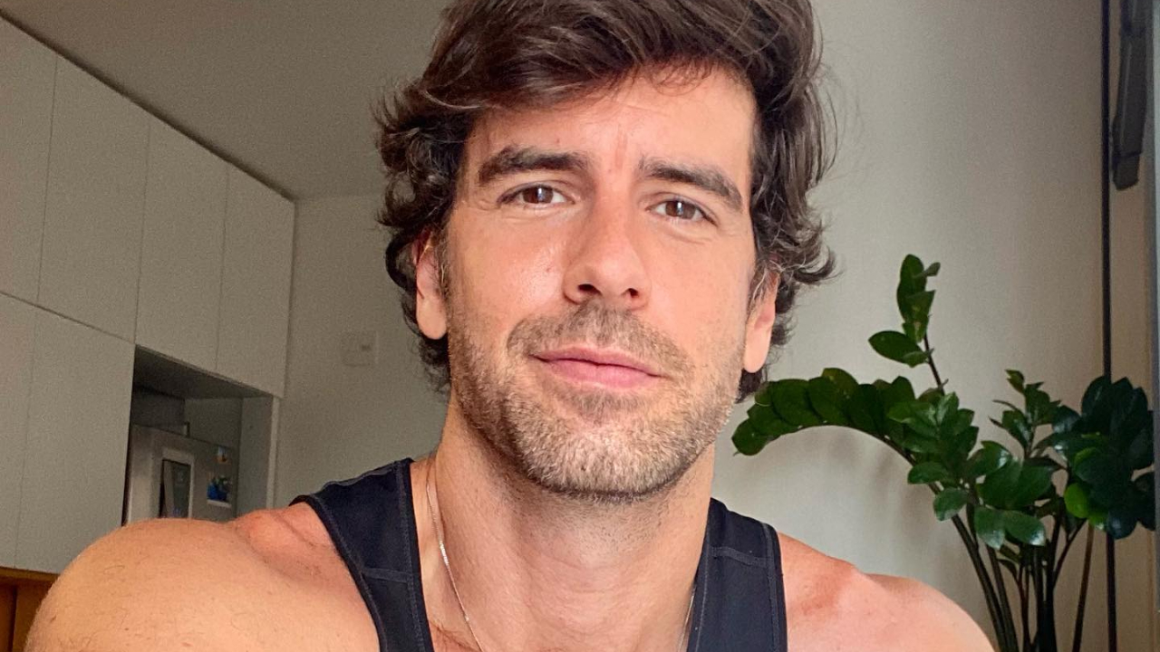 Marcos Pitombo comemora terceira dose da vacina contra covid-19