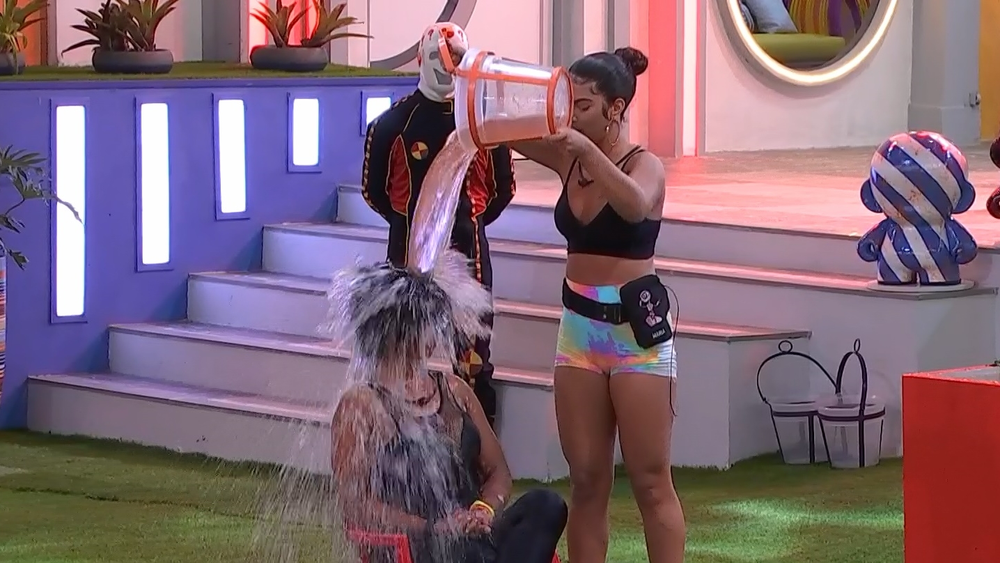 BBB 22: Internet reage à agressão de Maria a Natália com balde e pede sua expulsão